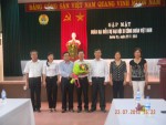 Đồng chí  Nguyễn Đức Cường, Phó Bí thư Tỉnh ủy, Chủ tịch  UBND tỉnh tặng hoa  Đoàn đại biểu