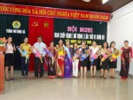 Đồng chí Nguyễn Thị Hoài Lê - Phó Chủ tịch LĐLĐ tỉnh tặng hoa cho 11 gia đình tiêu biểu xuất sắc năm 2013