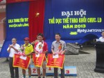 Đ/c Lê Quang Cường - Chủ tịch LĐLĐ huyện Hải Lăng tặng cờ cho các đội đạt giải cao