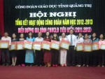 Đ/c Nguyễn Đăng Bảo - PCT Thường trực LĐLĐ tỉnh trao giấy chứng nhận cho các gia đình CNVCLĐ tiêu biểu xuất sắc giai đoạn 2011 - 2013