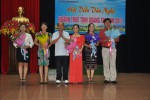 Đ/c Nguyễn Quốc Hưởng, Cục trưởng Cục Thuế tỉnh Quảng Trị tặng hoa cho các đội tham gia