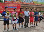 Đồng chí Nguyễn Trí Tuấn - Phó Bí thư Thị uỷ, Chủ tịch UBND Thị xã (Thứ ba bên phải sang) trao hoa cho các đội tham gia giải