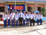 Đ/c Trần Văn Bến - Phó Chủ tịch LĐLĐ tỉnh trao vở cho các em học sinh
