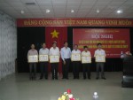 Đồng chí Trần Văn Hường-TUV, Bí Thư Đảng ủy Khối các cơ quan tỉnh trao giấy khen cho các tập thể thực hiện tốt NQ 11 của Tỉnh ủy