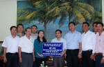 Đoàn cứu trợ của Tổng LĐLĐ Việt Nam trao số tiền 50 triệu đồng hỗ trợ UBND huyện Vĩnh Linh khắc phục ảnh hưởng của cơn bão số 10