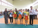 Đ/c Nguyễn Thị Hoài Lê, Phó Chủ tịch LĐLĐ tỉnh cùng lãnh đạo Sở Xây dựng trao giải cho các đội nhất, nhì, ba toàn đoàn tại Hội thi Phụ nữ khỏe ngành Xây dựng năm 2013