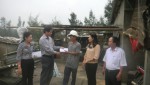 Đ/c Nguyễn Đăng Bảo - Phó Chủ tịch LĐLĐ tỉnh trao quà cứu trợ  cho công nhân Công ty Cổ phần Khoáng sản Quảng Trị