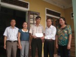 Trao quà cho gia đình anh Dương Thế Việt - Công chức Thi hành án huyện Gio Linh tại Thị trấn Cửa Việt