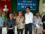 Ông Nguyến Đăng Bảo, Phó Chủ tịch LĐLĐ tỉnh Quảng Trị trao tiền hỗ trợ của Báo NLĐ cho người dân