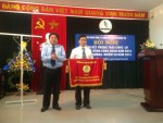 Đồng chí Phan Mạnh Hùng, Chủ tịch Công đoàn Tập đoàn Cao su Việt Nam trao Cờ thi đua xuất sắc năm 2013 cho Công đoàn Công ty TNHH MTV Cao su Quảng Trị