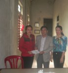 Đ/c Trần Văn Bến - Phó Chủ tịch LĐLĐ tỉnh thăm hỏi, trao quà cho gia đình anh Nguyễn Xuân Đức - công nhân Công ty Cổ phần gõ MDF