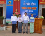 Đồng chí Trần Văn Bến, Phó Chủ tịch LĐLĐ tỉnh trao Mái ấm Công đoàn cho CNLĐ khó khăn