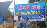 Đ/c Nguyễn Bá Lưu - Chủ tịch LĐLĐ huyện Vĩnh Linh trao biển hỗ trợ xây dựng nhà ở Mái ấm công đoàn cho đoàn viên