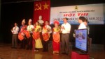 Đ/c Nguyễn Đăng Bảo - Phó Chủ tịch Thường trực LĐLĐ tỉnh  tặng cờ lưu niệm cho các đội thi