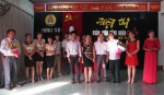 Đ/c Nguyễn Khắc Hòa, Chủ tịch LĐLĐ Thị xã Quảng Trị trao giải nhất cho đội 2