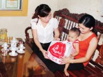 Chị Nga (áo trắng) đến thăm, tặng quà cho gia đình CBGV có con nhỏ bị ốm