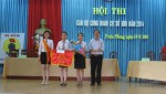 Đ/c Nguyễn Hữu Thành, Phó Chủ tịch UBND huyện trao giải cho các đội dự thi