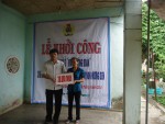 Đ/c Trần Văn Tuyến, UVTV, Chủ nhiệm UBKT LĐLĐ tỉnh trao bảng hỗ trợ MACĐ tại TX Quảng Trị