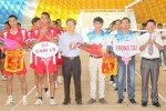 Lãnh đạo LĐLĐ tỉnh và Sở VHTTDL tặng hoa và cờ lưu niệm cho các đội