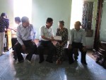Đ/c Nguyễn Thế Lập, Chủ tịch LĐLĐ tỉnh Quảng Trị trao quà cho gia đình liệt sỹ