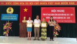 Đ/c Nguyễn Thị Hoài Lê- Phó Chủ tịch LĐLĐ tỉnh trao kỷ niệm chương "Vì sự nghiệp xây dựng tổ chức Công đoàn" cho các cán bộ CĐCS