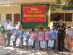 Đồng chí Dương Thị Xuân - Chủ tịch LĐLĐ huyện Cam Lộ trao quà cho học sinh có hoàn cảnh khó khăn