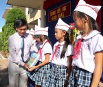 Đ/c Trần Văn Bến - Phó Chủ tịch LĐLĐ tỉnh trao vở cho học sinh ( Gio Linh)