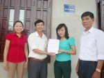 Đ/c Nguyễn Bá Lưu - Chủ tịch LĐLĐ huyện Vĩnh Linh trao quyết định hỗ trợ nhà ở Mái ấm Công đoàn