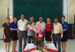 Đ/c Nguyễn Thế Lập - Chủ tịch LĐLĐ tỉnh tặng hoa chúc mừng Công ty KSDL Công đoàn Quảng Trị nhân Ngày Doanh nhân Việt Nam