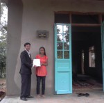 Đ/c Nguyễn Bá Lưu - Chủ tịch LĐLĐ huyện Vĩnh Linh trao biên bản bàn giao nhà ở Mái ấm công đoàn cho đoàn viên