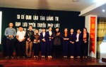 Đ/c Nguyễn Thị Hoài Lê- Chủ tịch Công đoàn cơ quan LĐLĐ tỉnh đã  trao thẻ cho 11 đoàn viên công đoàn mới