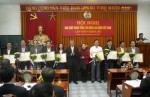 Đ/C Nguyễn Thế Lập, Chủ tịch LĐLĐ tỉnh Quảng Trị  ( đứng thứ 2 từ bên phải sang) nhận Bằng khen TLĐ