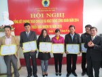Đ/c Trần Văn Bến - PCT LĐLĐ tỉnh trao Bằng khen của LĐLĐ tỉnh cho các tập thể, cá nhân có thành tích xuất sắc
