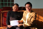 Đ/C Nguyễn Thế Lập (bên phải) trao số tiền hỗ trợ cho ngư dân Phan Văn Triển