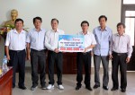 - Đ/C Lê Thành Nhơn, Chủ tịch LĐLĐ tỉnh Bình Dương trao 300 triệu hỗ trợ cho LĐLĐ tỉnh Quảng Trị