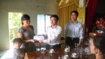 Đ/c Trần Văn Bến - PCT LĐLĐ tỉnh trao quà cho gia định CNVCLĐ bị TNLĐ tại TX Quảng Trị