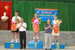 Lãnh đạo thị xã Quảng Trị trao giải cho các VĐV xuất sắc