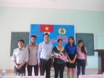 Đ/c Nguyễn Văn Hồng- Chủ tịch LĐLĐ huyện tặng hoa chúc mừng BCH lâm thời công ty