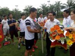 Đ/c Nguyễn Thế Lập - Chủ tịch LĐLĐ tỉnh tặng hoa cho các đội bóng tham gia