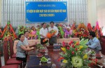Đồng chí Nguyễn Thế Lập- Chủ tịch LĐLĐ tỉnh tặng hoa chúc mừng Ngày Báo chí cách mạng Việt Nam cho Báo Quảng Trị