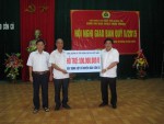 Đồng chí Phan Mạnh Hùng – Chủ tịch Công đoàn Cao su Việt Nam trao tiền hỗ trợ xây dựng cột cờ huyện đảo Cồn Cỏ