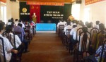 Trung tá Đào Xuân Long- Thành viên Ban An toàn Giao thông huyện truyền đạt kiến thức về ATGT cho các học viên