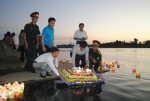 LĐLĐ Thị xã Quảng Trị tổ chức lễ dâng hương, thả hoa trên sông Thạch Hãn