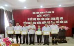 Đồng chí Nguyễn Đăng Bảo, Phó chủ tịch thường trực LĐLĐ tỉnh tặng Kỷ niệm chương “Vì sự nghiệp xây dựng tổ chức Công đoàn” cho CNVCLĐ
