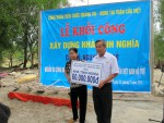 Đ/c Nguyễn Xuân Trà - Chủ tịch Công đoàn Viên chức tỉnh trao số tiền hỗ trợ xây dựng nhà tình nghĩa cho bà Nguyễn Thị Sở