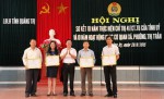 Đ/c Nguyễn Thế Lập- Chủ tịch Liên đoàn Lao động tỉnh đã tặng bằng khen cho 04 tập thể có thành tích xuất sắc trong quá trình thực hiện Chỉ thị 41-CT/TU