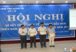 Đồng chí Trần Quốc Dính - Phó giám đốc, Chủ tịch Công đoàn  tặng giấy khen cho các cá nhân đạt giải