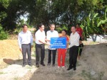 Đ/c Nguyễn Thế Lập- Chủ tịch LĐLĐ  tỉnh trao kinh phí hỗ trợ xây dựng nhà ở cho gia đình bà Phạm Thị Lĩnh