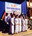 Đ/c Nguyễn Thế Lập- Chủ tịch LĐLĐ  tỉnh trao học bổng cho học sinh