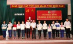 Đ/c Nguyễn Thế Lập, Tỉnh ủy viên, Chủ tịch LĐLĐ tỉnh Quảng Trị trao học bổng cho các em học sinh